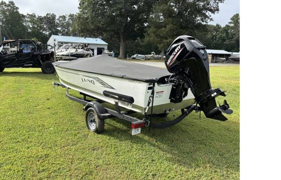 Family-Friendly Lund Fury SS for Fishing and Water Adventures