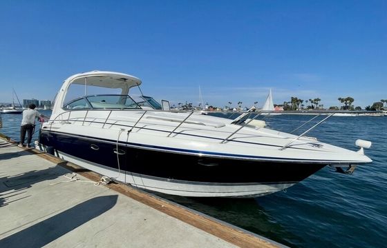 40ft Luxury Performance Cruiser. Perfect for parties and cruises.