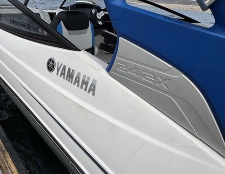 Yamaha wake surf Jet Boat - 10 Passengers