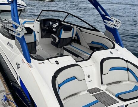 Yamaha wake surf Jet Boat - 10 Passengers