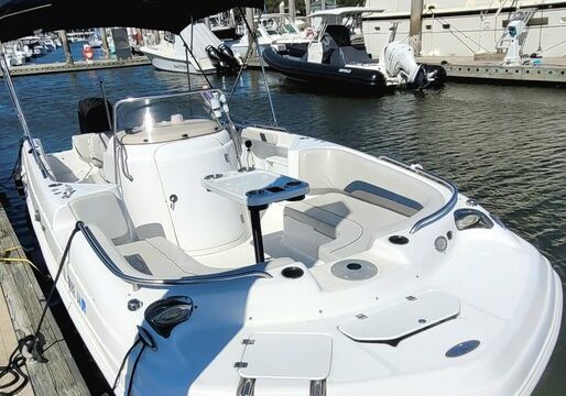 Spacious 24ft Central Console Deck Boat – Perfect for Your Next Advent