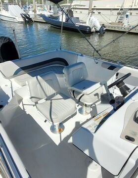 Spacious 24ft Central Console Deck Boat – Perfect for Your Next Advent