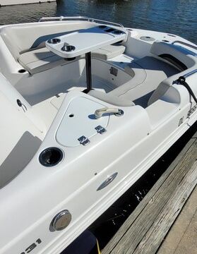 Spacious 24ft Central Console Deck Boat – Perfect for Your Next Advent