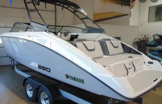 ⭐ Brand New Yamaha AR250 – Seats 12 | Premium Lake Experience