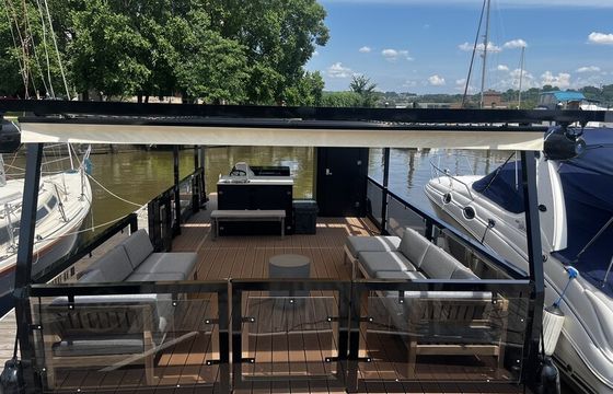 New Privé DC largest pontoon boat