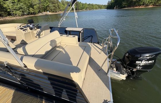 LakeWylieCruzin#3-Includes Gas/Ice/Floats-Boat in Lake-Ready to Board!