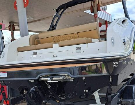 Very fast and pretty Bayliner deck boat