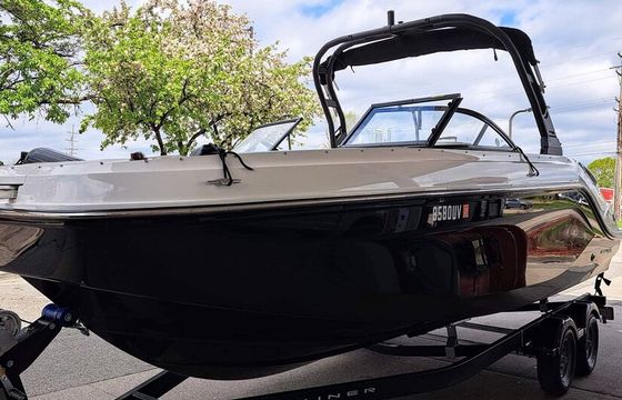 Very fast and pretty Bayliner deck boat