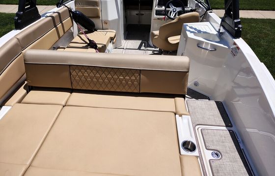 Very fast and pretty Bayliner deck boat