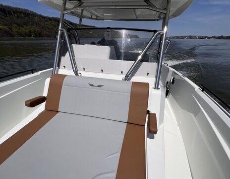 Explore the Long Island Sound in Comfort and Style