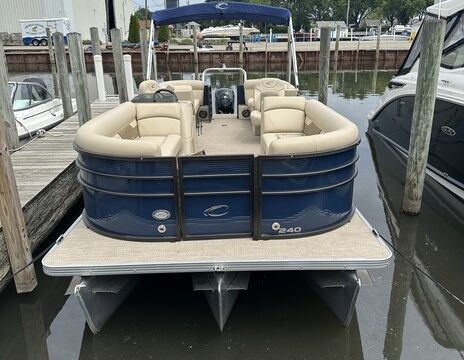 24ft Crest Tritoon 150Hp on Lake St. Clair 1 FREE HR