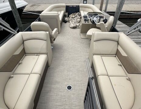 24ft Crest Tritoon 150Hp on Lake St. Clair 1 FREE HR