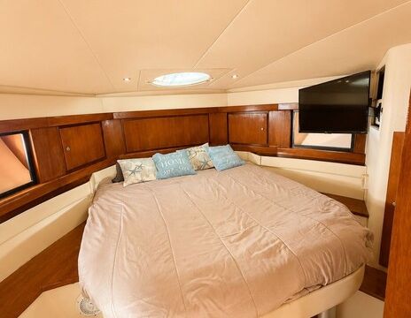 Luxury Yacht 48ft Trojan – Miami Views and Waterfront Experiences