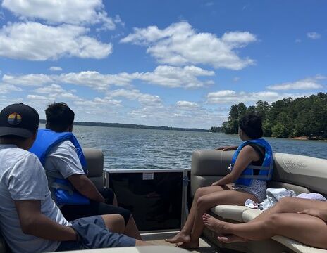 Sunny 20' Sunchaser Pontoon — Seats 10, Pet-Friendly