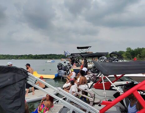 Pontoon w/ Fire Pit, Captain, FREE Fuel – Joe Pool Lake, Grand Prairie