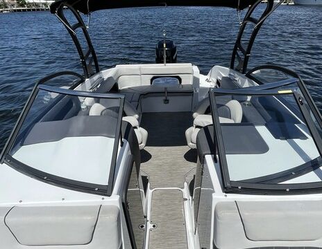 Rinker Q5 25' 11 ppl. 350HP
