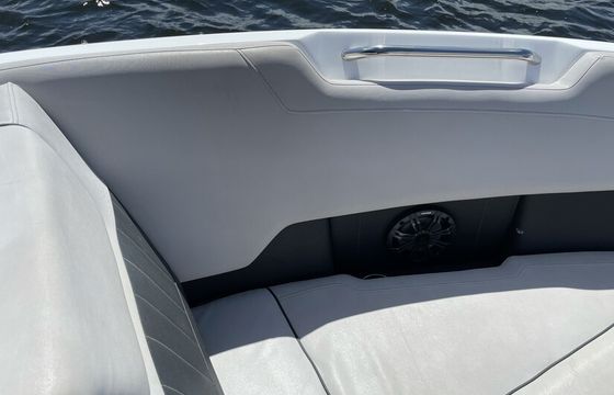 Rinker Q5 25' 11 ppl. 350HP