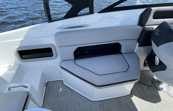 Rinker Q5 25' 11 ppl. 350HP