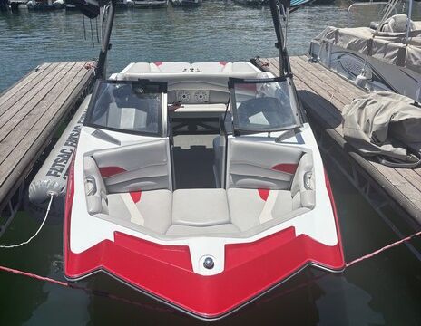 Wake surf boat: Perfect for Groups & Families
