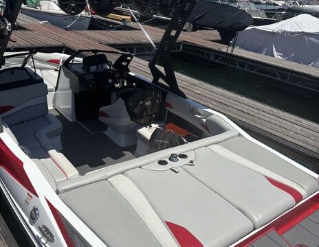 Wake surf boat: Perfect for Groups & Families