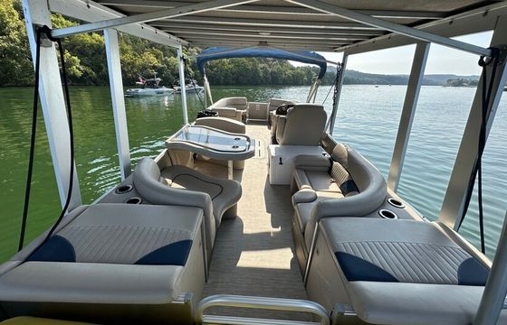 28Ft Avalon Windjammer W/Slide – Lake Travis