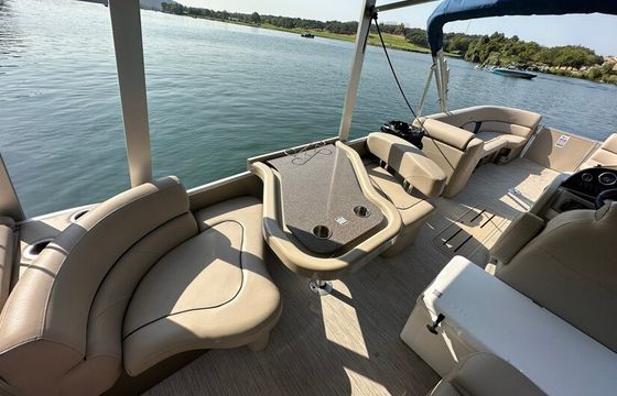 28Ft Avalon Windjammer W/Slide – Lake Travis