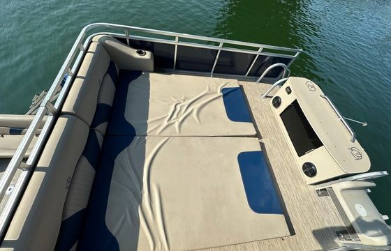 28Ft Avalon Windjammer W/Slide – Lake Travis