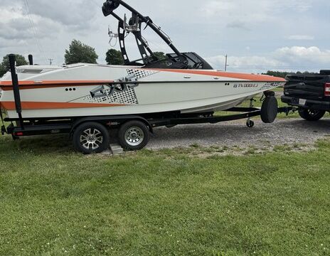 Axis Wakeboat