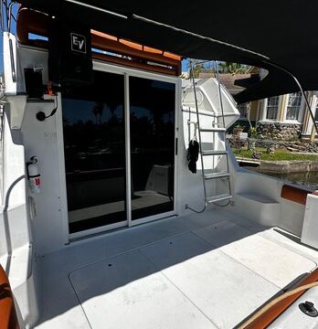 "SPECIAL DISCOUNT WEEKDAYS" FLYBRIDGE CARVER AFT CABIN