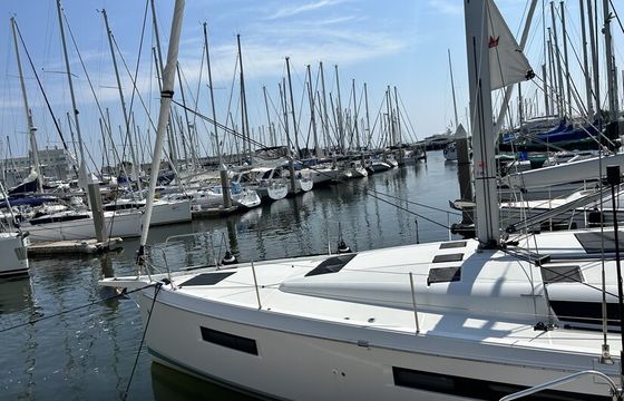 Day charters in St. Petersburg (51ft)
