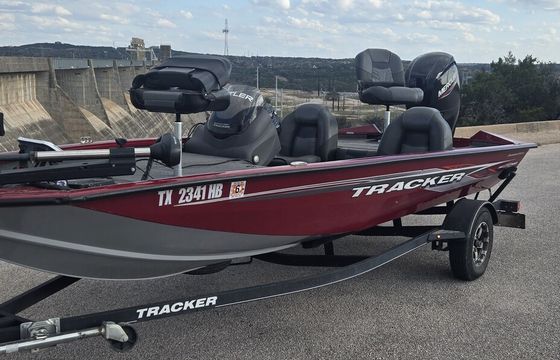 Ultimate Fishing and Leisure Boat – Day and Night, Lake LBJ