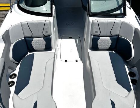 Deluxe Deckboat – Premium Sound & Comfort Seating | Sandbar Ready!