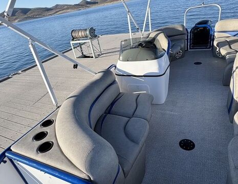 22’ Aloha Tritoon – 150HP  Cruise, Swim &amp; Tube at Lake Pleasant