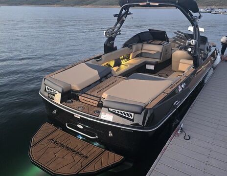 Luxury  Moomba Mojo Surf Boat