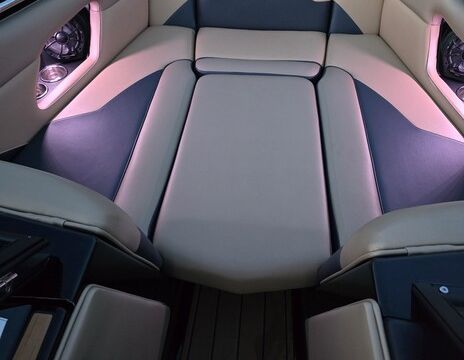 Luxury  Moomba Mojo Surf Boat