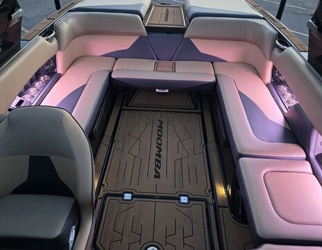 Luxury  Moomba Mojo Surf Boat