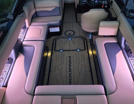 Luxury  Moomba Mojo Surf Boat