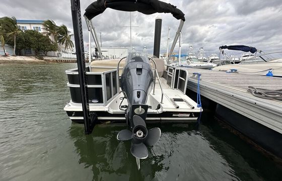 22 Hurricane Fundeck Pontoon in Riviera Beach