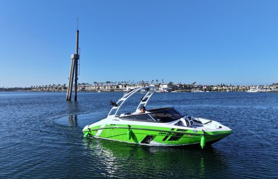 Easy-to-drive Yamaha AR195 jet boat - wake tower and Bluetooth
