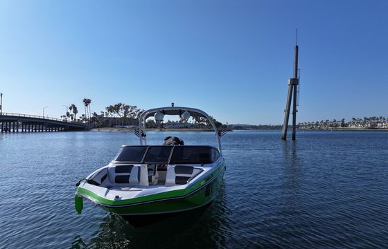 Easy-to-drive Yamaha AR195 jet boat - wake tower and Bluetooth