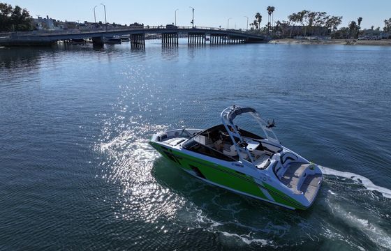Easy-to-drive Yamaha AR195 jet boat - wake tower and Bluetooth