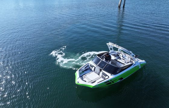 Easy-to-drive Yamaha AR195 jet boat - wake tower and Bluetooth