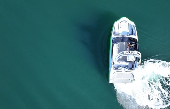 Easy-to-drive Yamaha AR195 jet boat - wake tower and Bluetooth