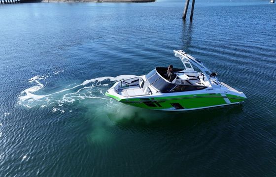 Easy-to-drive Yamaha AR195 jet boat - wake tower and Bluetooth