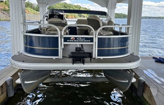 18ft pontoon for fish or leisure