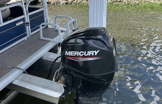 18ft pontoon for fish or leisure