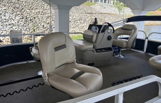 18ft pontoon for fish or leisure