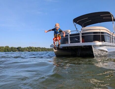 Pontoon Delivery to Lake within 30 mi of St Cloud included!