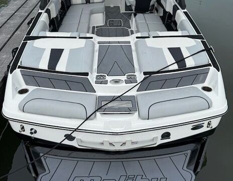 23ft Malibu Wake Boat – Sag Harbor Tubing, Wakeboarding & Surfing Fun