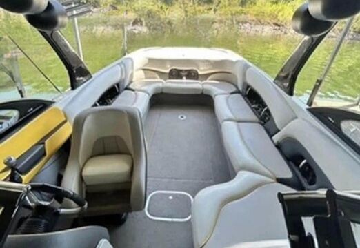 Full Service - Very Spacious Malibu Wakesetter 23LSV